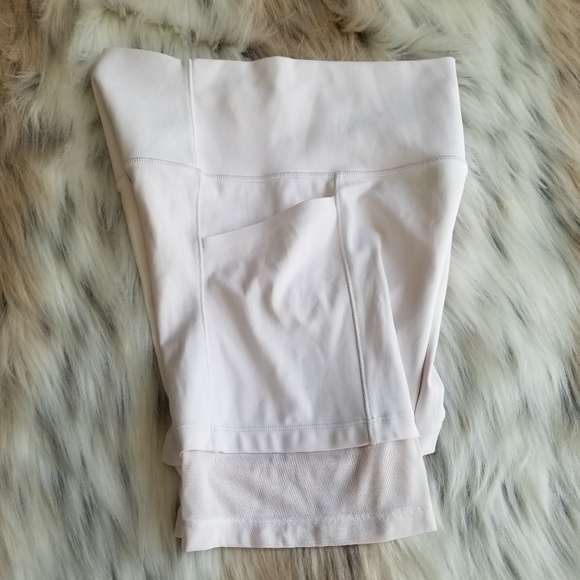 Athleta Mesh Me Up Stash Pocket 8'' Short in White Size Small - Picture 12 of 12